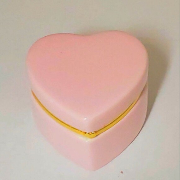 Pastel pink ceramic heart box with gold trim - Picture 1 of 3
